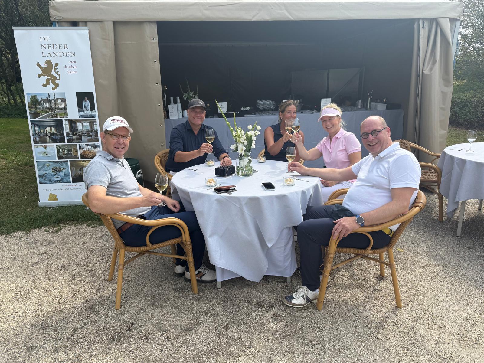 18 holes. Zes gangen. — XXLusive Golf Open, Culinair golfevenement. — foto 2 van 32