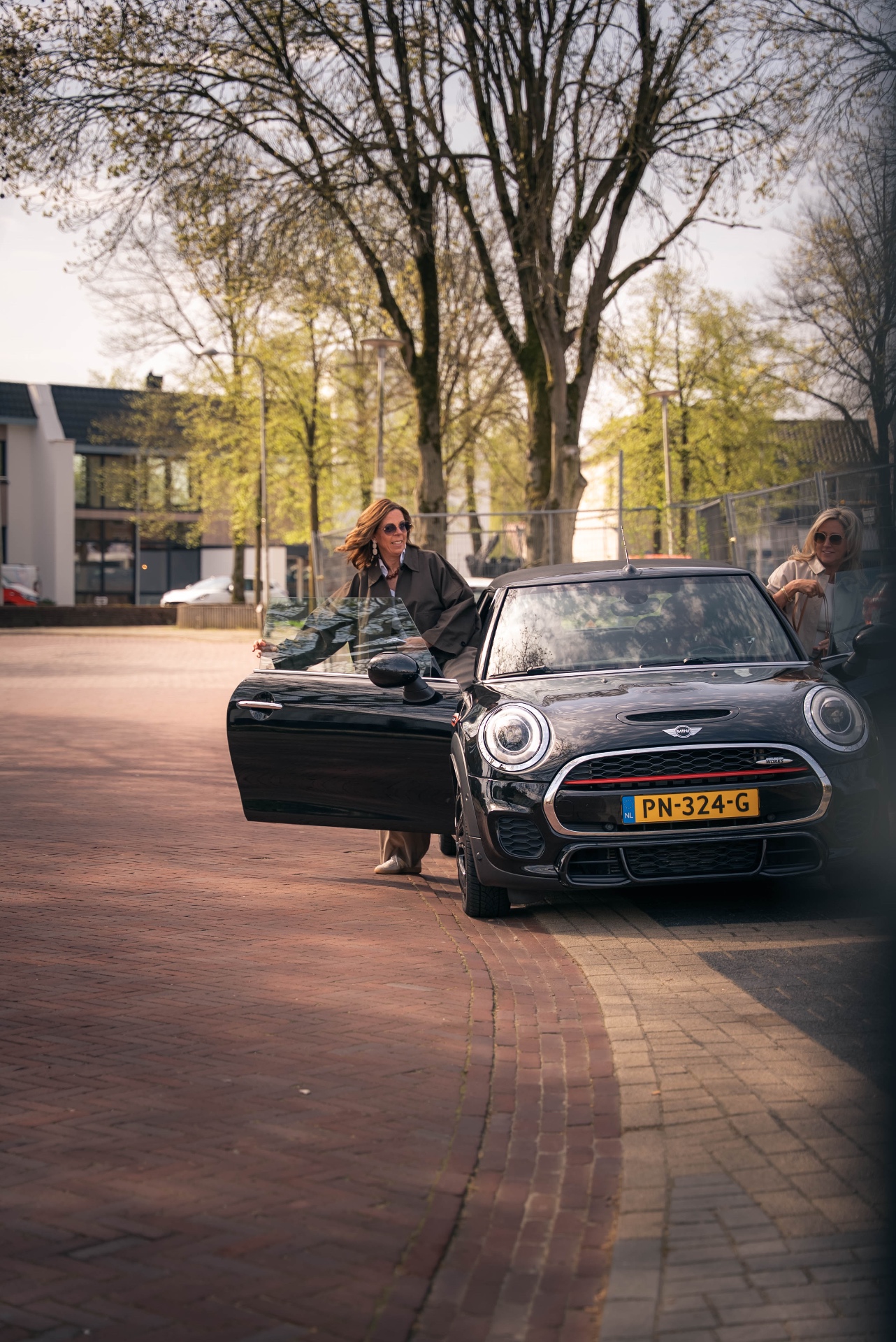Jorieke en Karen stappen uit de Mini voor een kennismaking